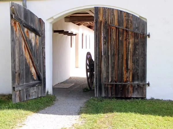 Eingangstor eines landwirtschaftlichen Hofbetriebs